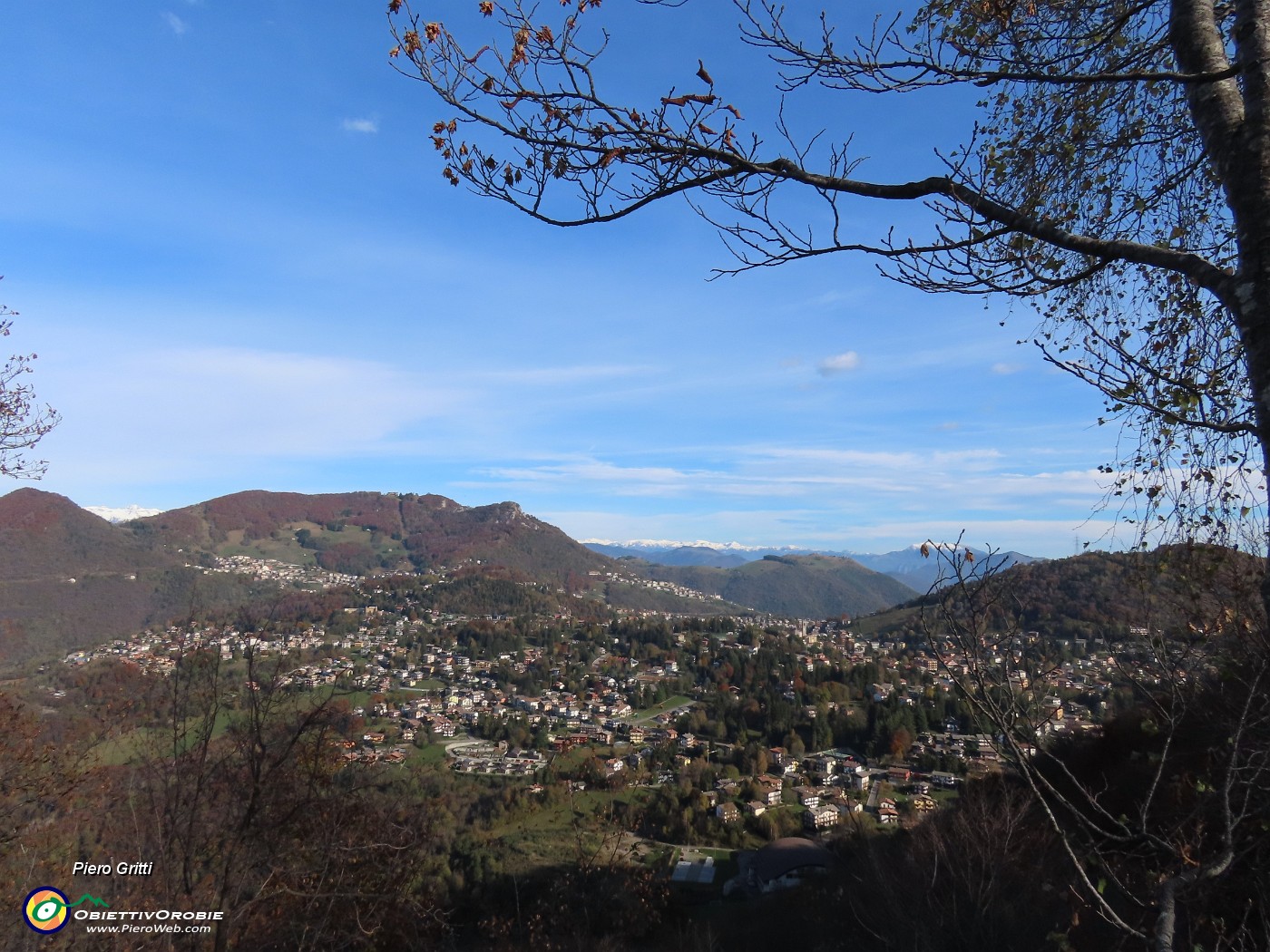 08 Vista panoramica sull'altopiano di Selvino-Aviatico con monti Cornagera-Poieto.JPG